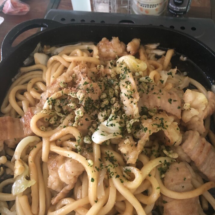 キャンプ飯 鉄板で作るコク旨ホルモンうどん レシピ 作り方 By りんりんりん 楽天レシピ